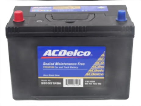 Batería de automóvil ACDelco con terminales rojos y azules, carcasa negra y etiqueta azul.