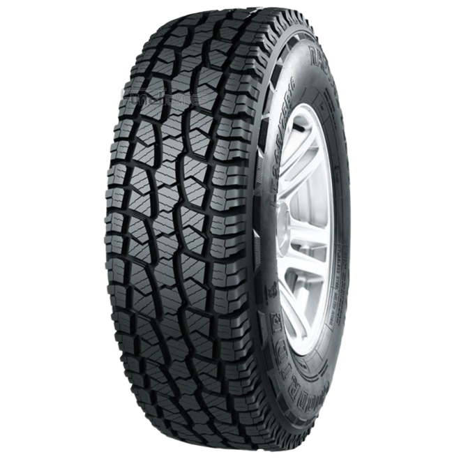 Neumático todoterreno negro con banda de rodadura gruesa sobre una rueda plateada.