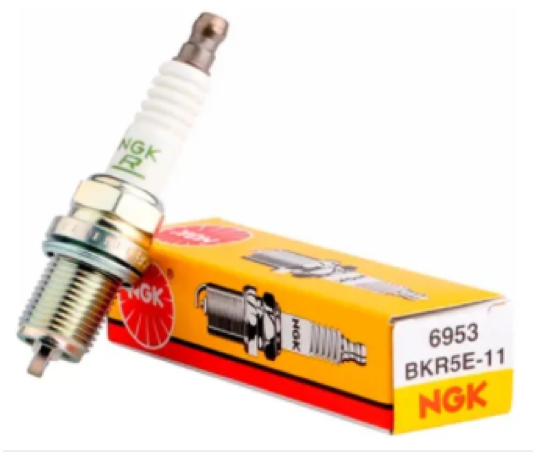 Bujía NGK BKR5E-11 junto a su caja amarilla y roja.