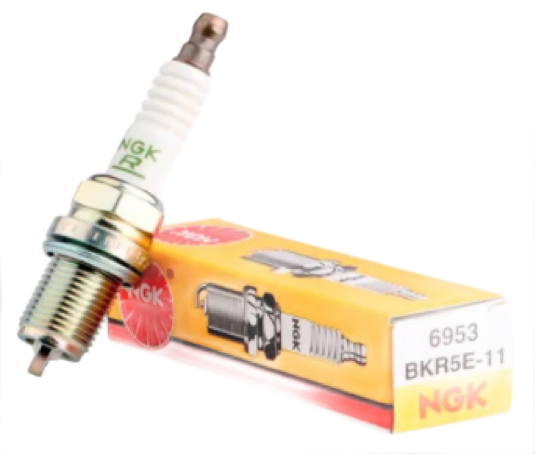 Bujía NGK BKR5E-11 junto a su caja amarilla y roja.