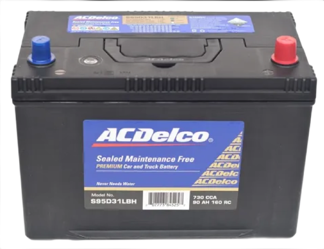 Batería de coche ACDelco con terminales azules y rojos, sellada y libre de mantenimiento.