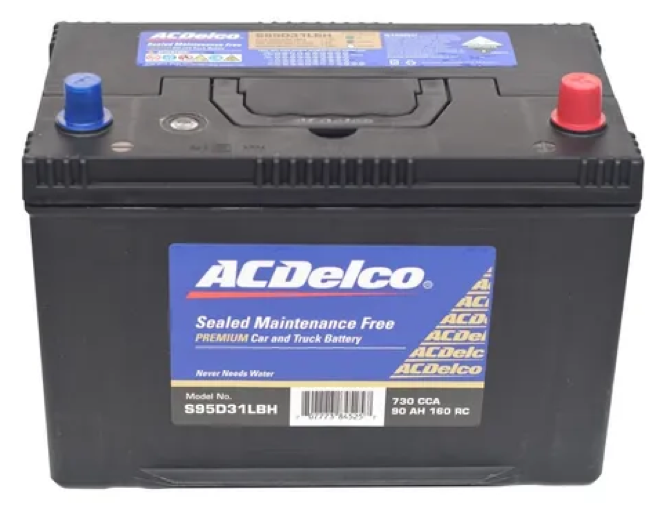 Batería de coche ACDelco con terminales azules y rojos, sellada y libre de mantenimiento.