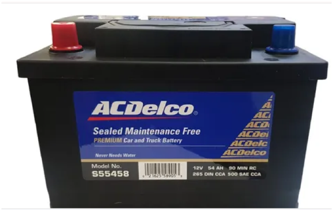 Batería de automóvil ACDelco con terminales rojos y azules, carcasa negra y etiqueta azul.