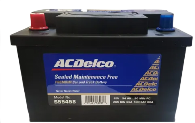 Batería de automóvil ACDelco con terminales rojos y azules, carcasa negra y etiqueta azul.