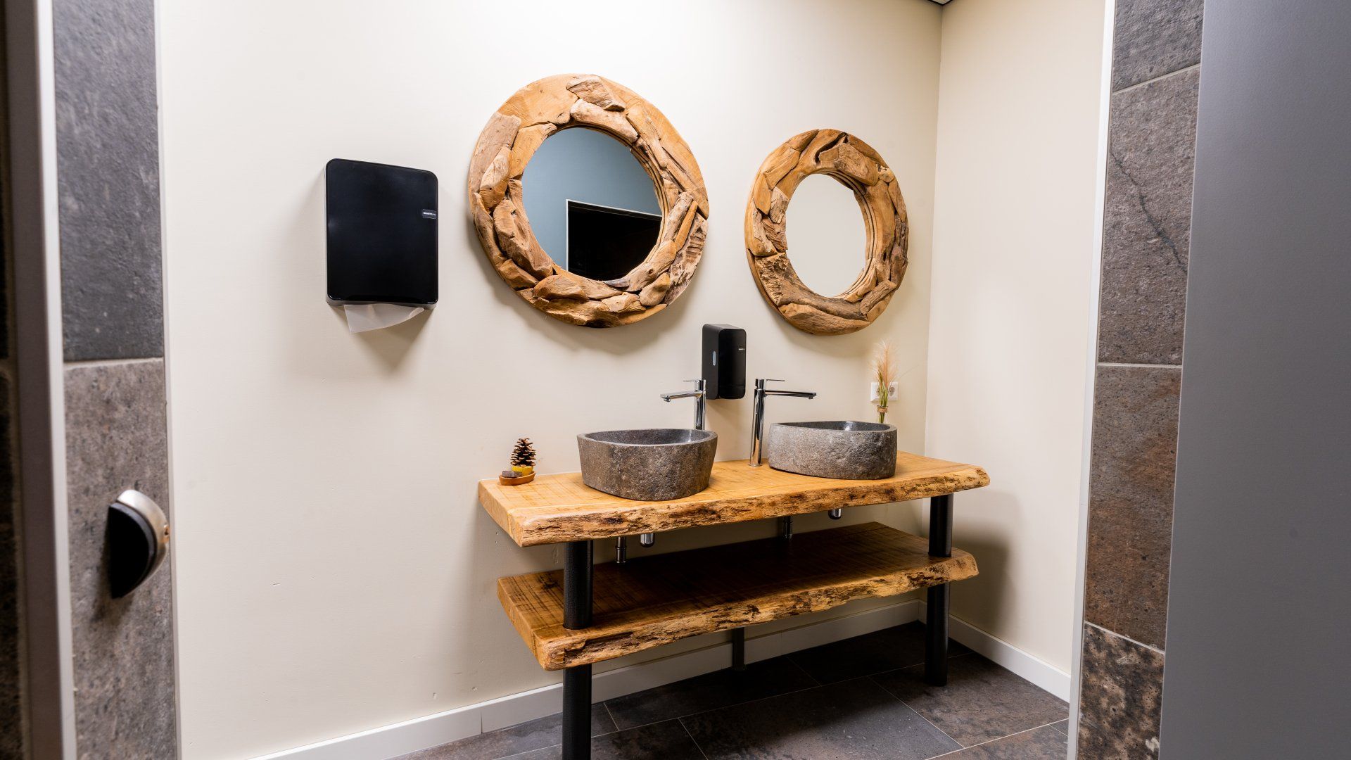 Een badkamer met twee wastafels en twee spiegels aan de muur.