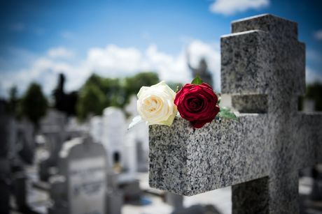 lapide cimitero con fiori