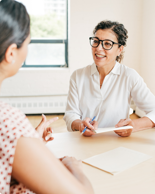 Boekhouder in gesprek met klant geeft advies