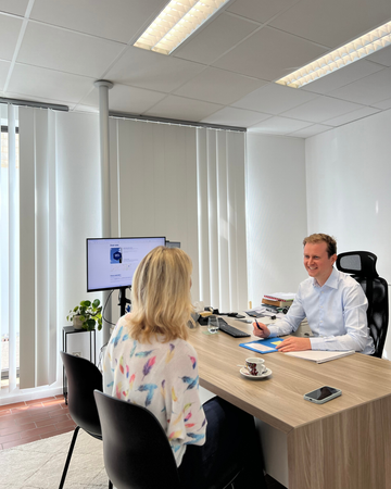 Zelfstandige ondernemers werkend in thuiskantoor