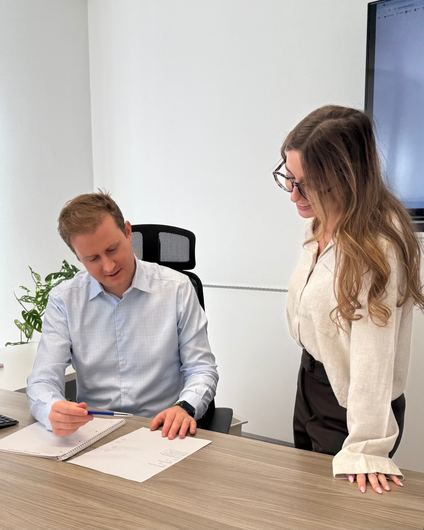 Boekhouder in gesprek met klant geeft advies