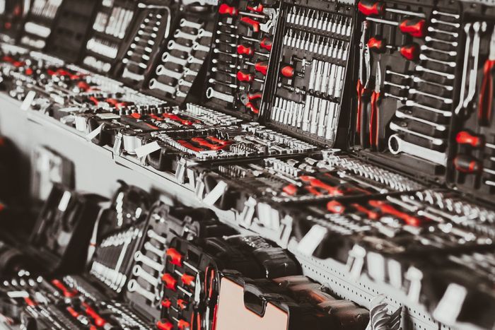 Una persona está trabajando en una caja eléctrica con un destornillador.