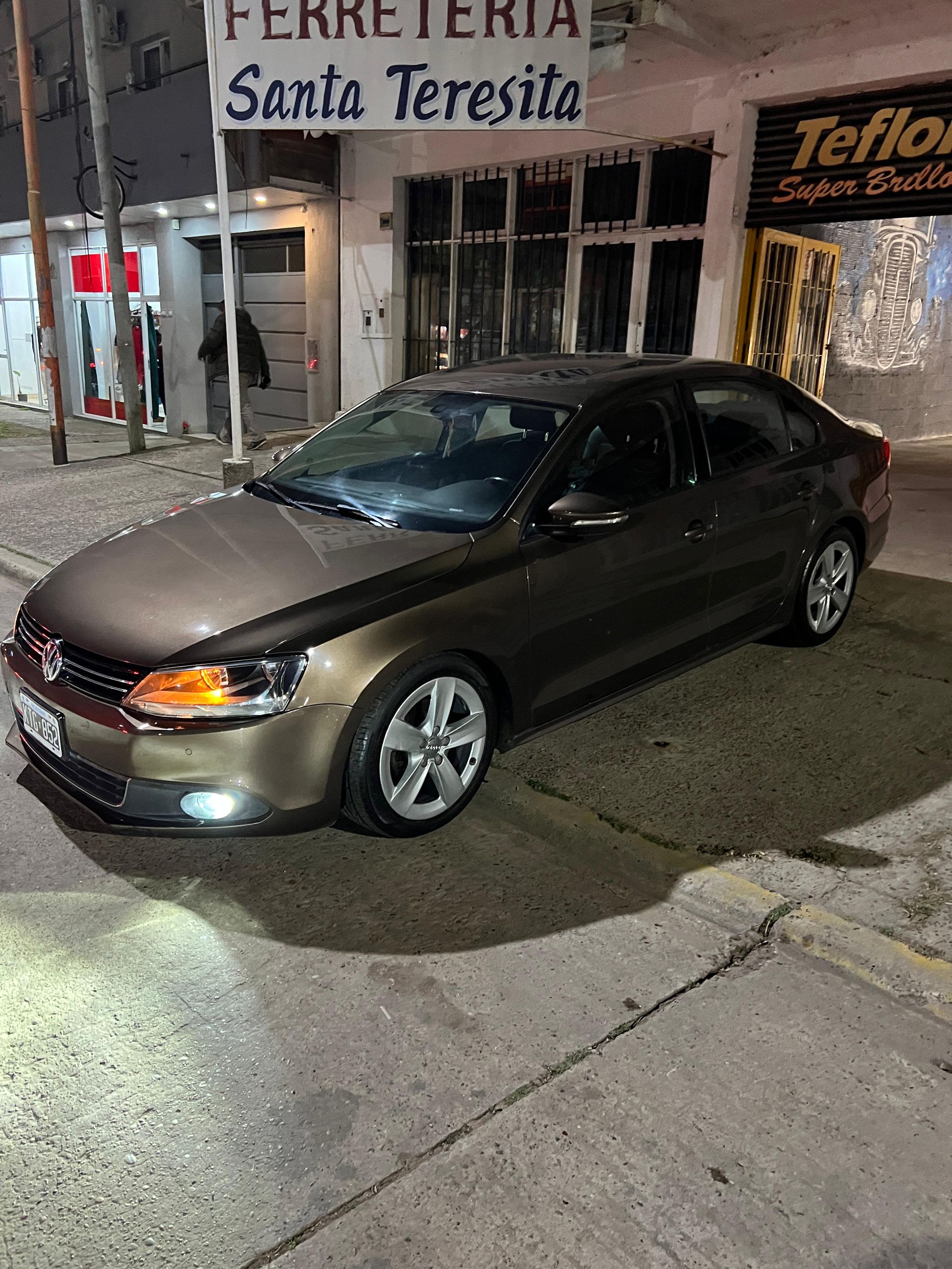 Volkswagen Jetta color marrón