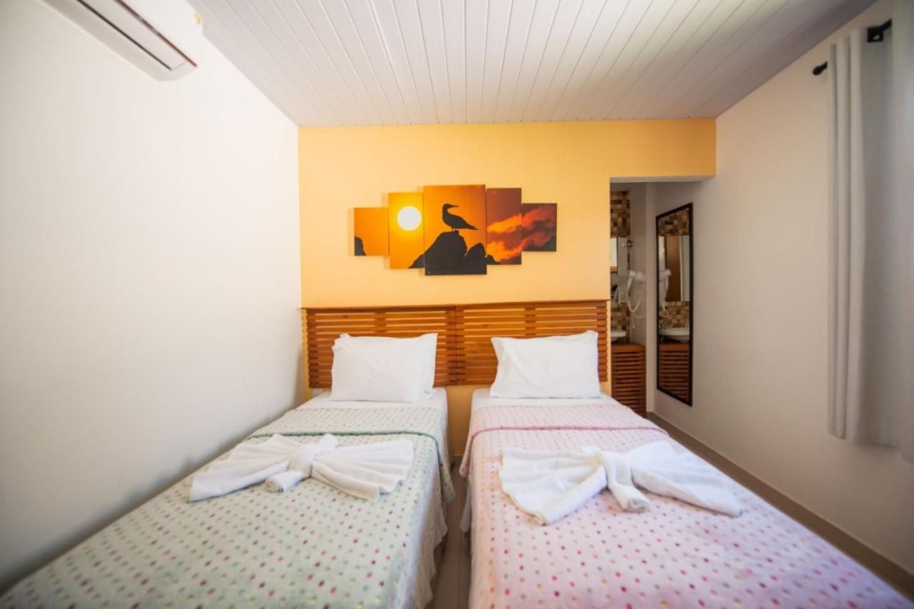 Um quarto com duas camas e uma pintura na parede