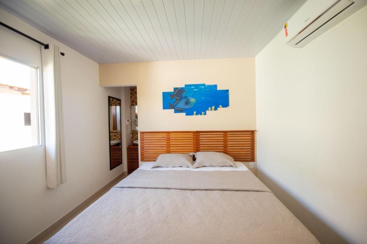 Um quarto com uma cama e uma pintura azul na parede