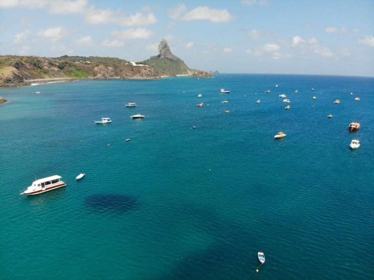 Um grande corpo de água com muitos barcos nele