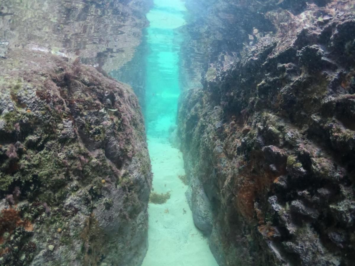 Um túnel estreito entre duas rochas no oceano.