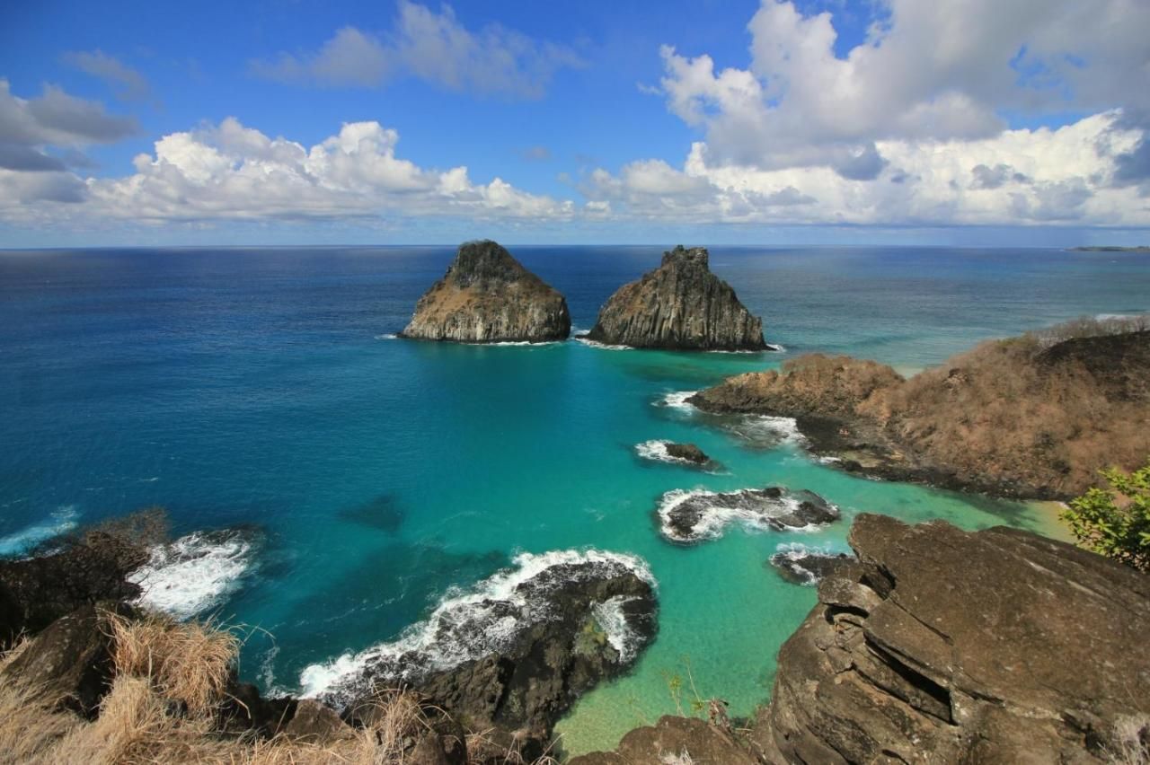 Algumas pedras no meio de um corpo d'água