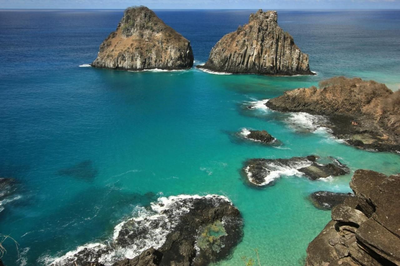 Duas grandes rochas no meio de um corpo d'água