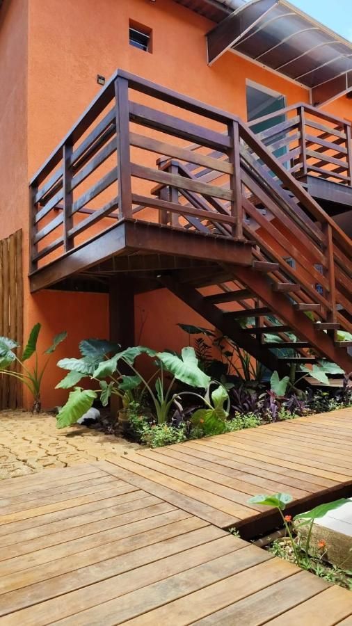 Um deck de madeira com escadas que levam ao segundo andar de uma casa.