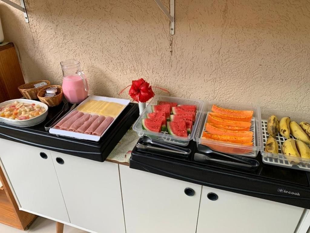 Uma mesa de bufê com uma variedade de frutas e vegetais.