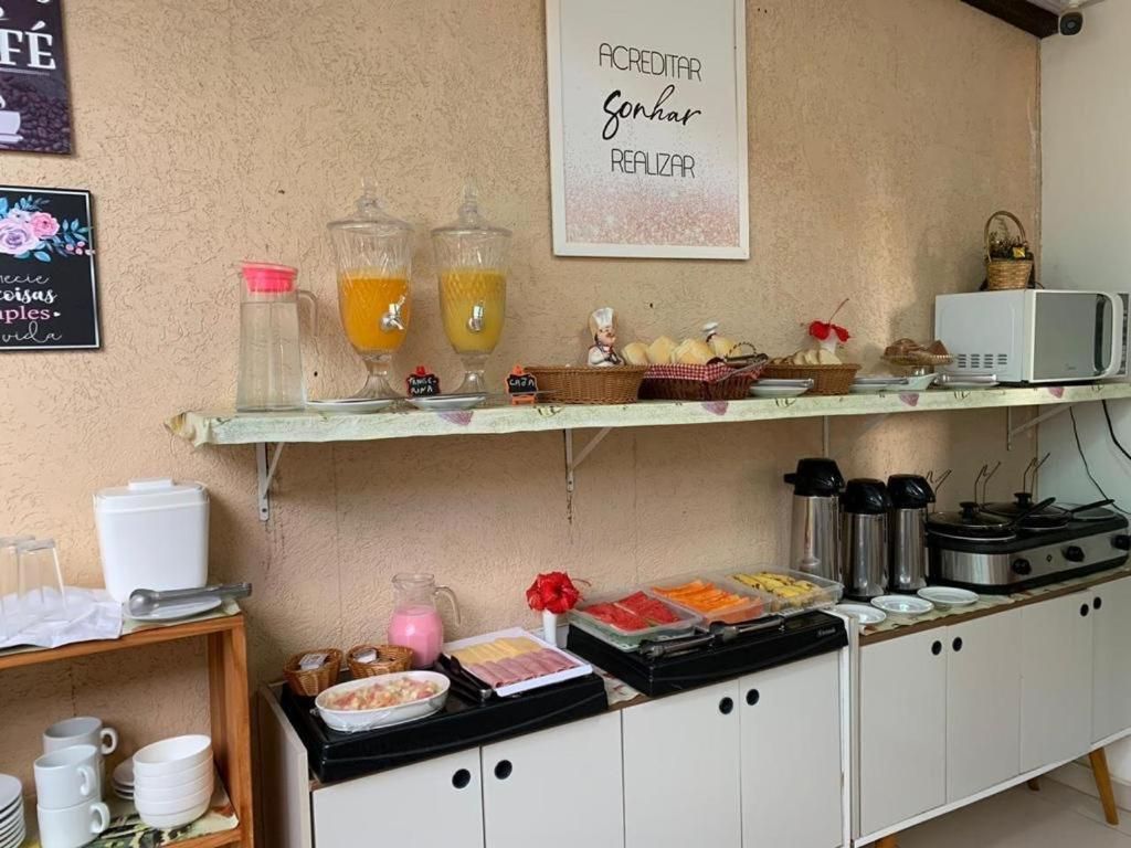 Um bufê com muita comida e bebida.