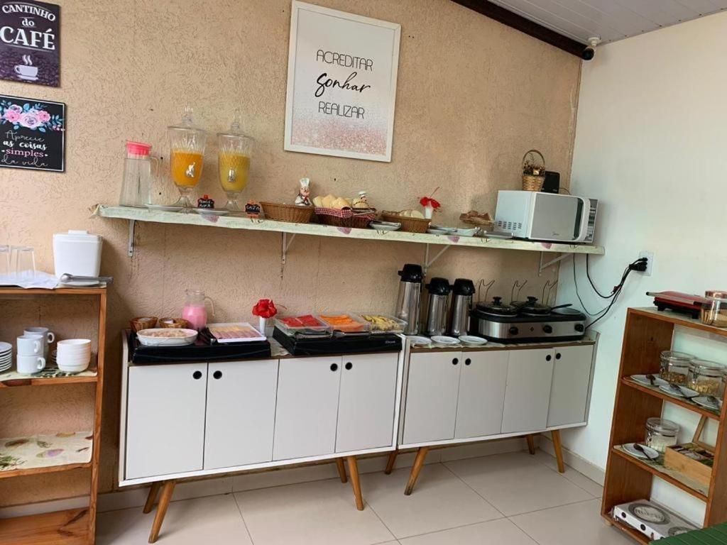 Uma sala com muitas prateleiras e armários cheios de comida.