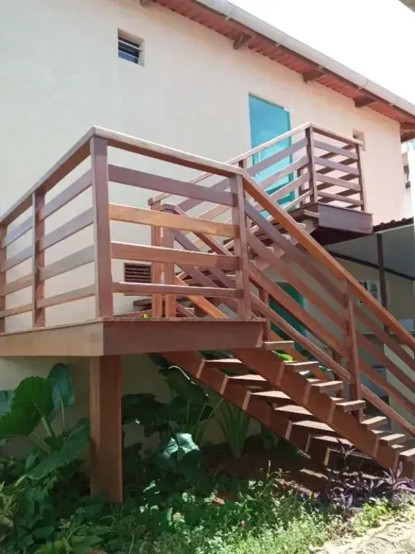 Um conjunto de escadas de madeira que levam a uma varanda