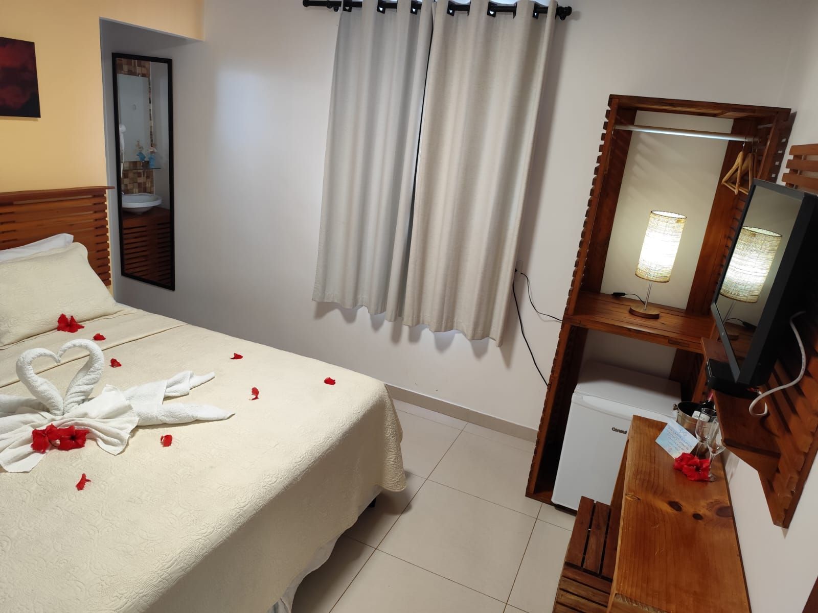 Uma sala com mesas, cadeiras e flores sobre elas