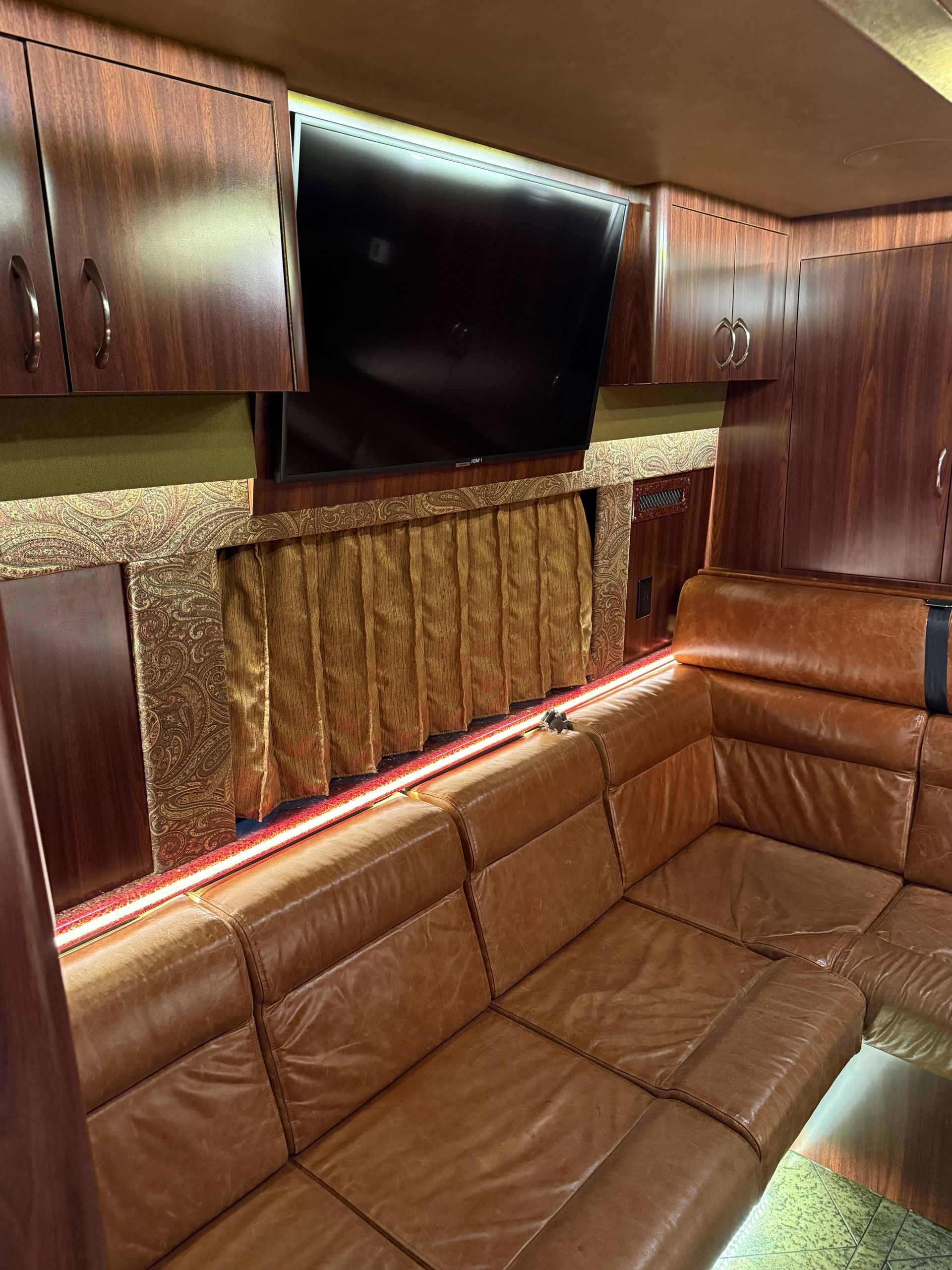 Premium Entertainer Coach