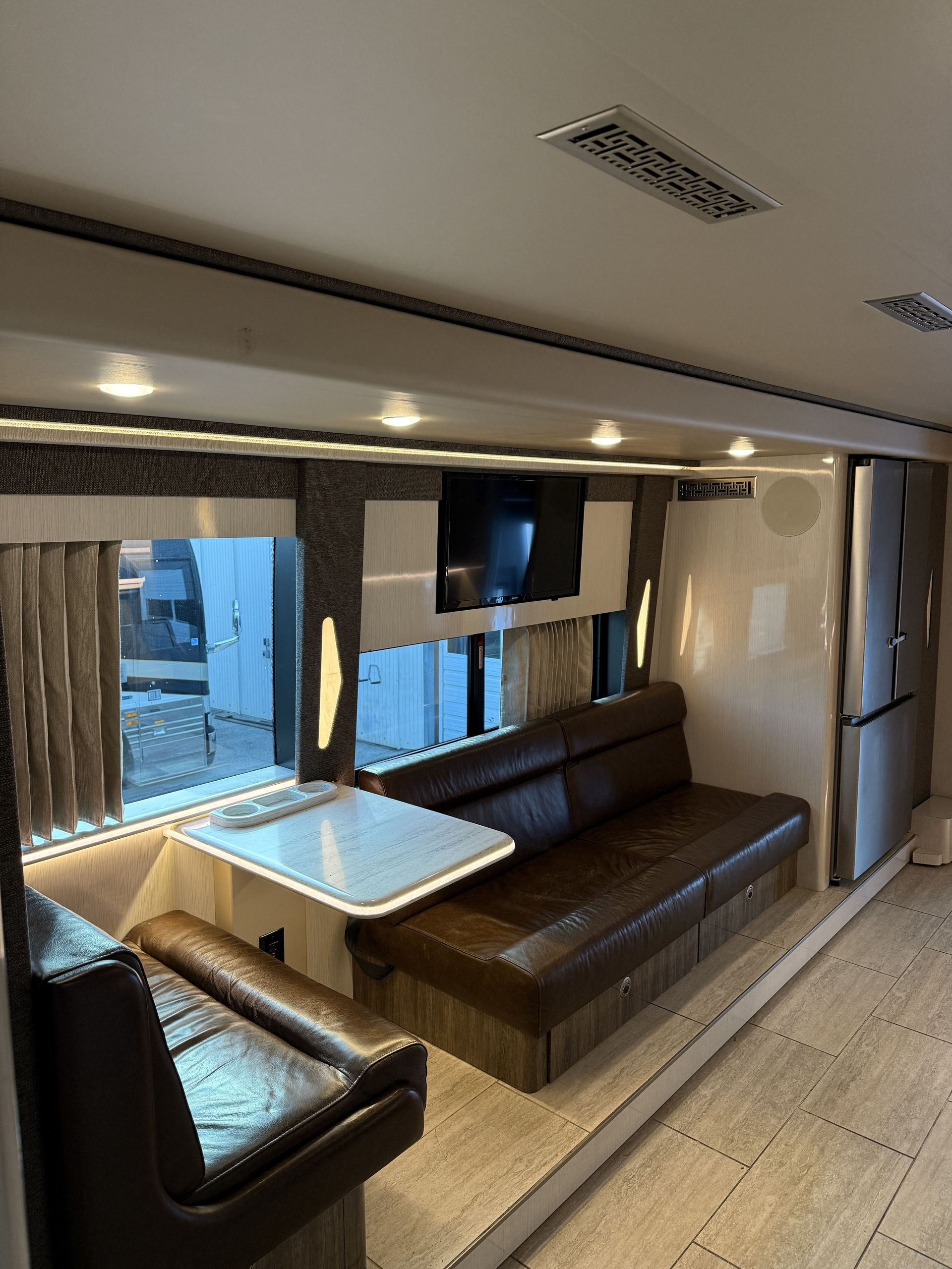 luxury entertainer coach 