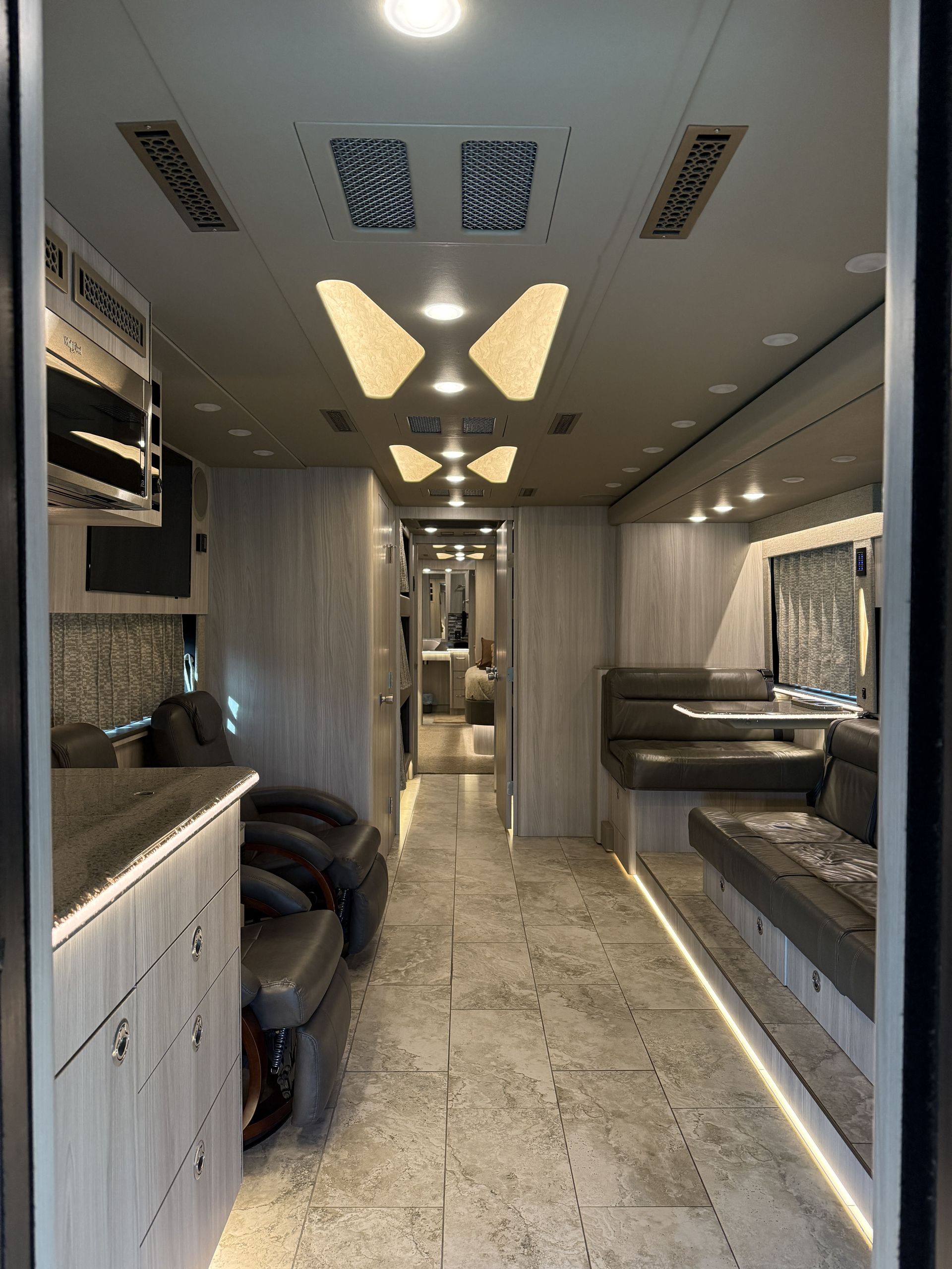 luxury entertainer coach with amenities