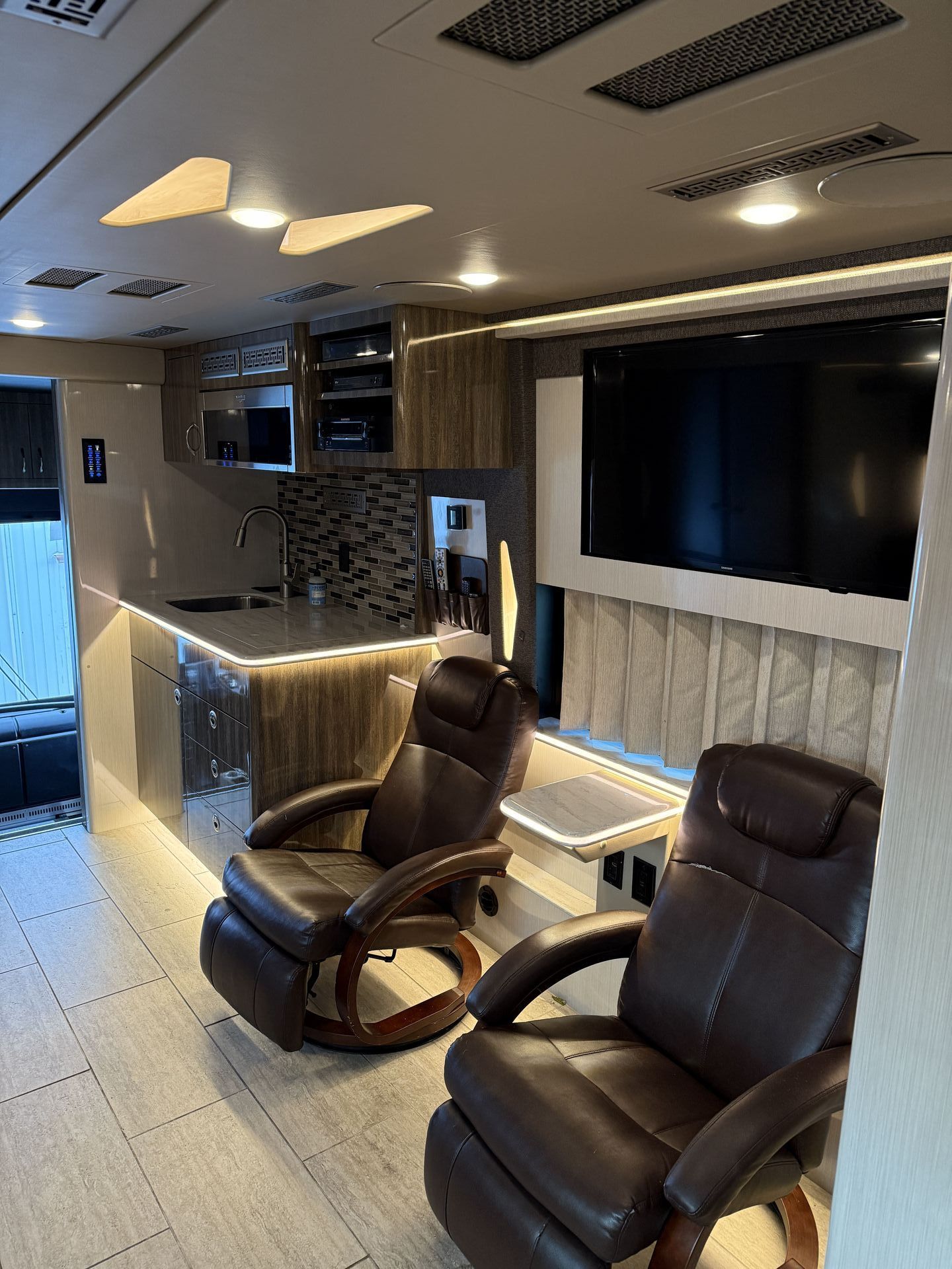 Luxury RV Charter for Elite Business Travel