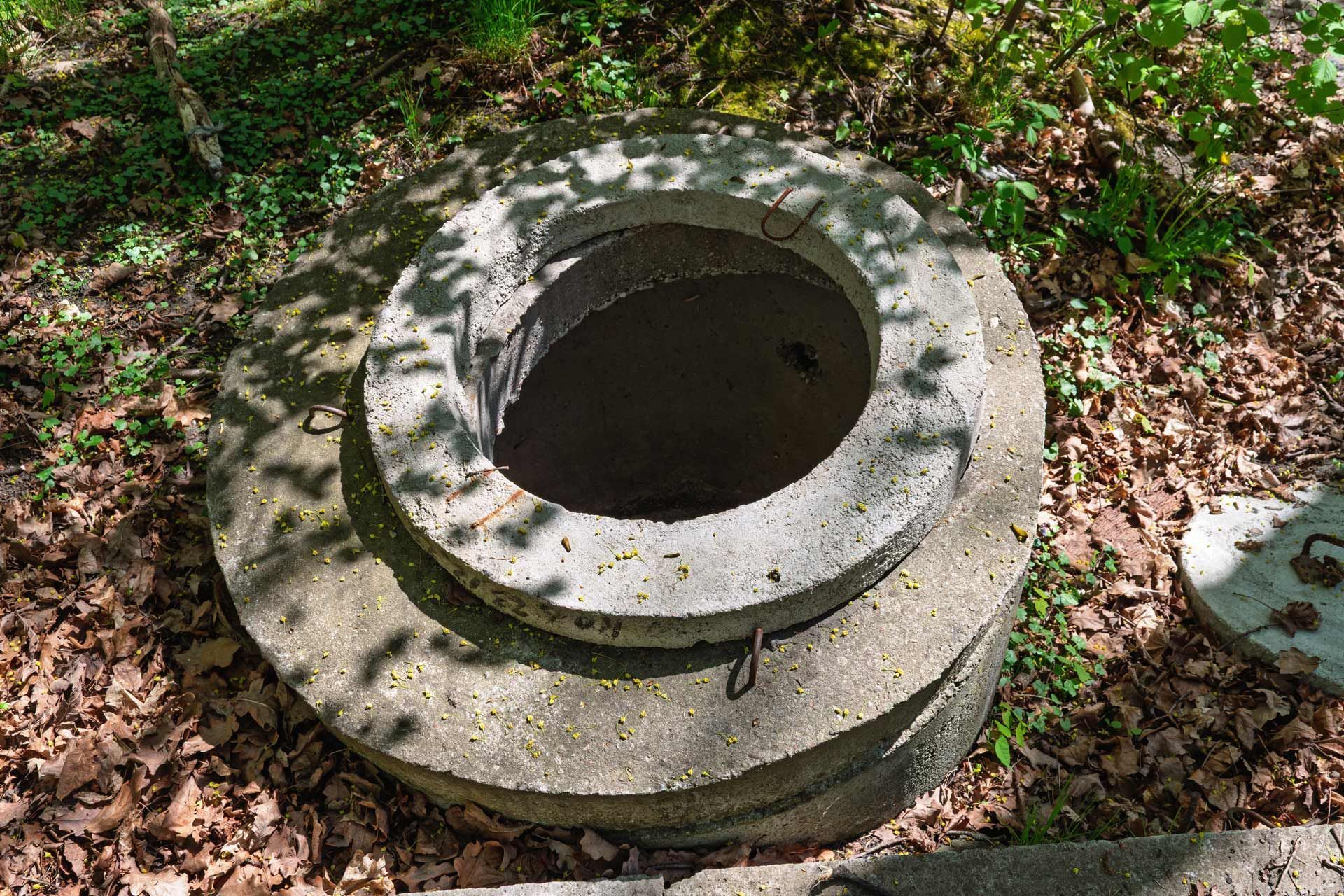 Concrete well with open top
