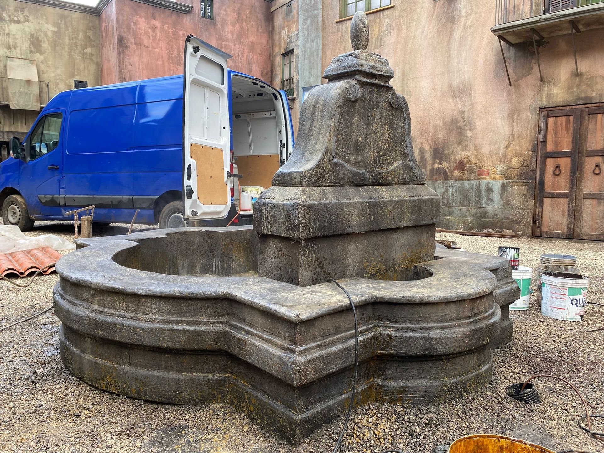 fontana Leoni di Sicilia - scenografia