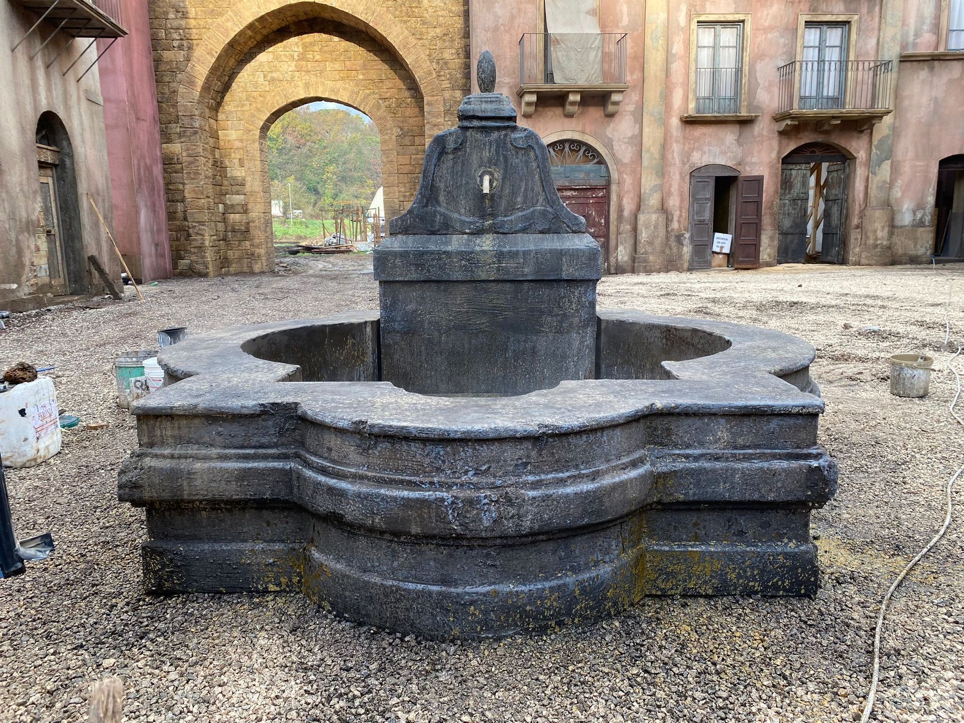 fontana Leoni di Sicilia - scenografia