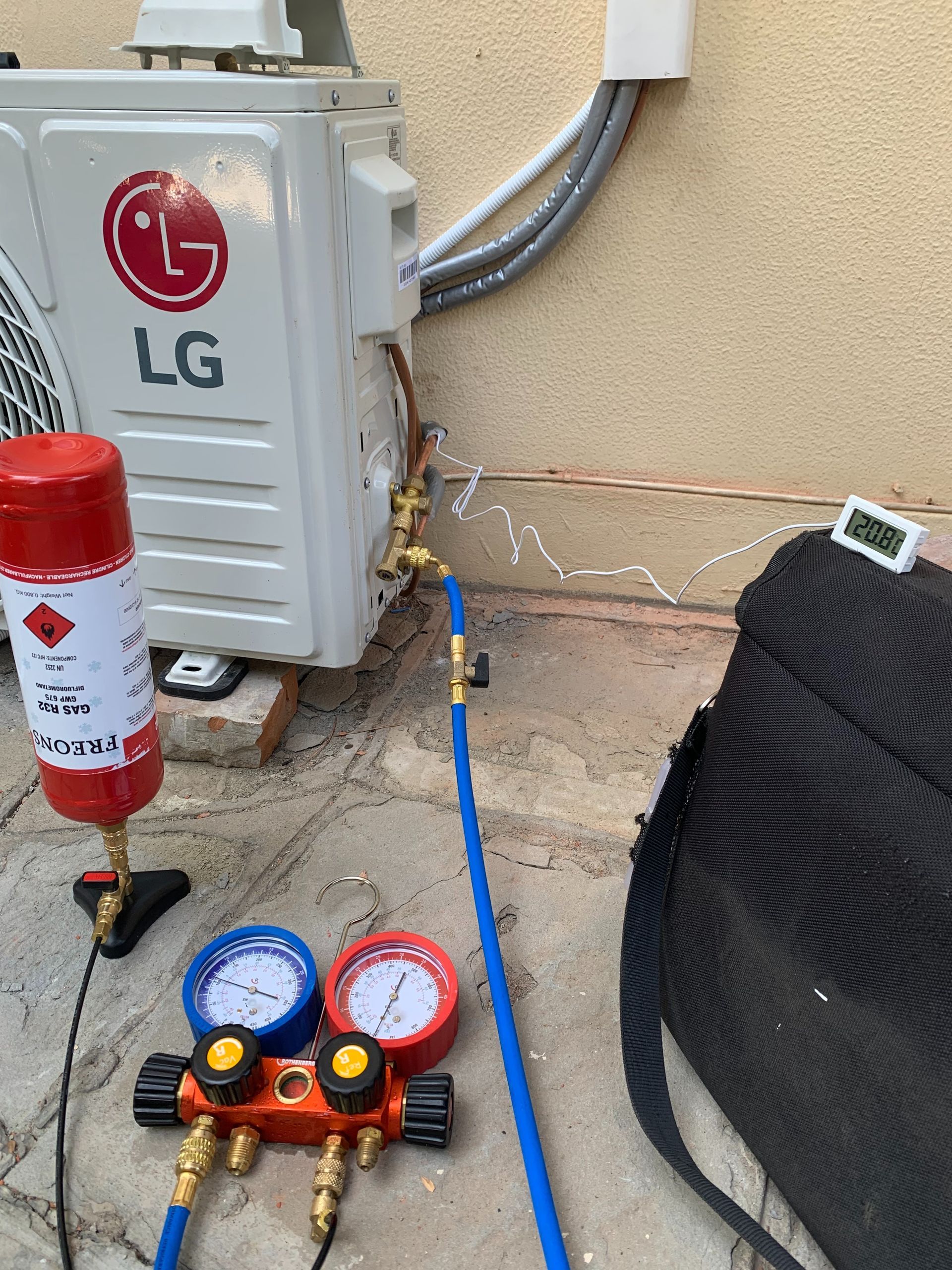 Un condizionatore d'aria LG è in manutenzione da parte di un idraulico.