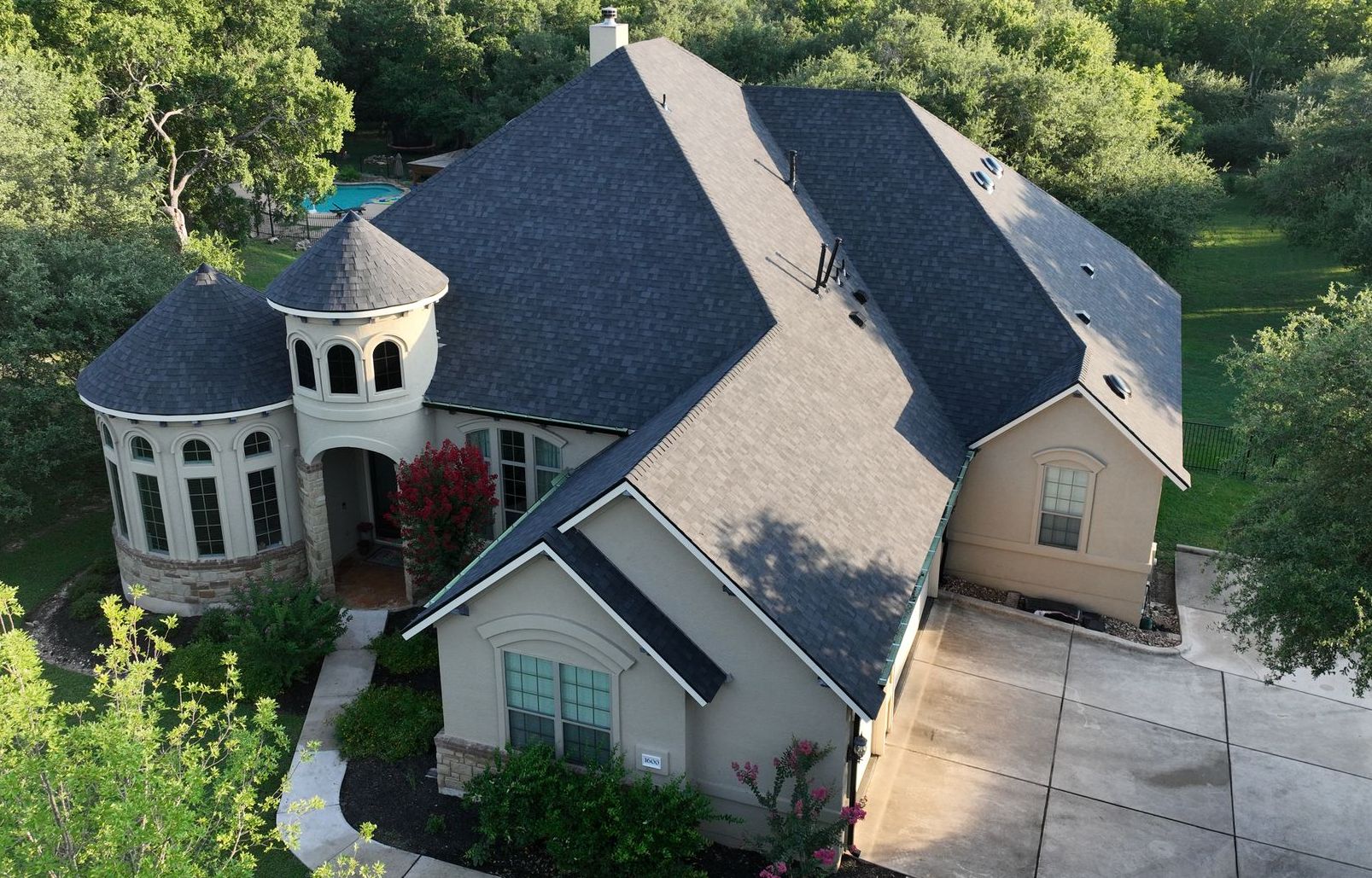 Roof replacement in Austin, Texas featuring new asphalt shingles for enhanced curb appeal.