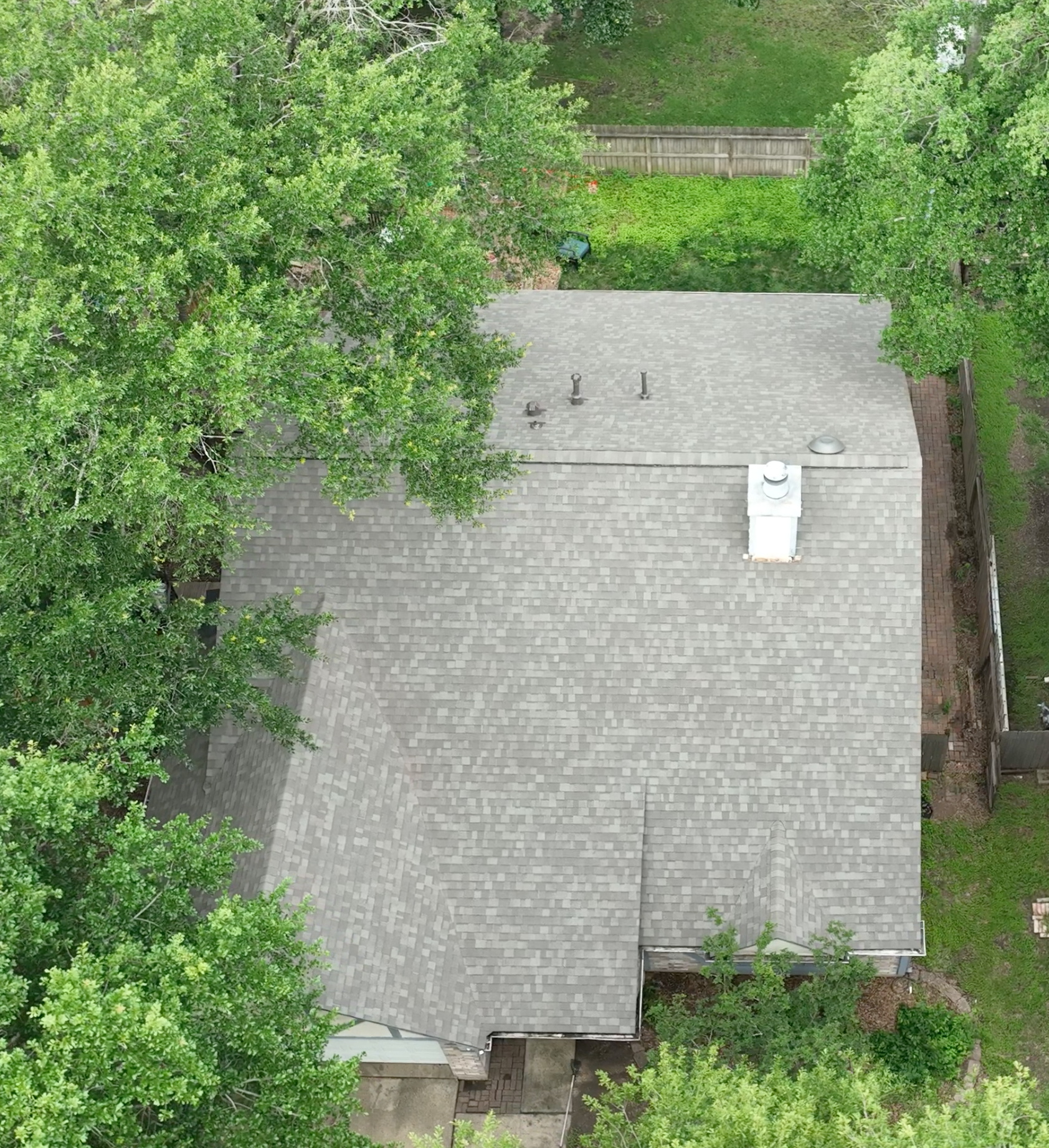 This 25-year-old Austin roof needed replacement to stay insurance-compliant. Risner Roofing installed durable Owens Corning Oakridge shingles in Driftwood, ensuring lasting protection and a fresh look.