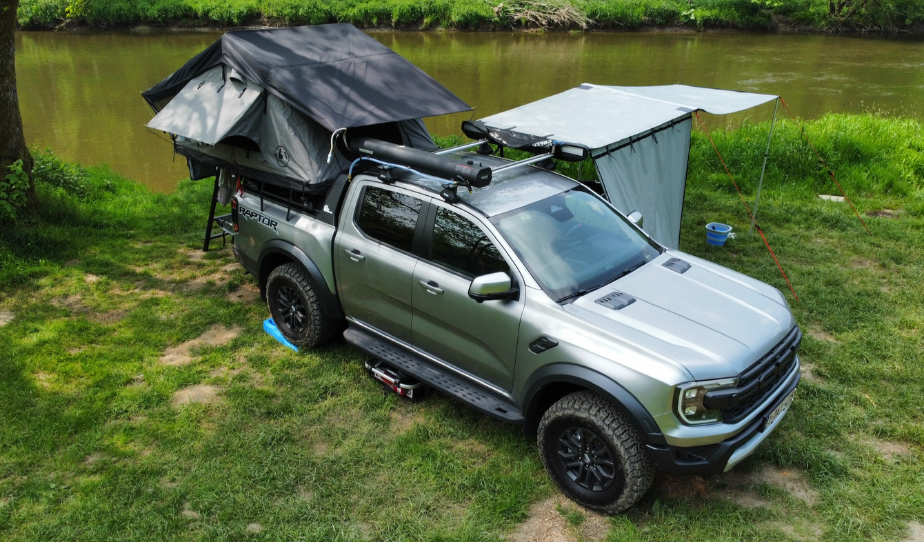 Ford Ranger Raptor uitgerust met Koala Creek daktent en luifel