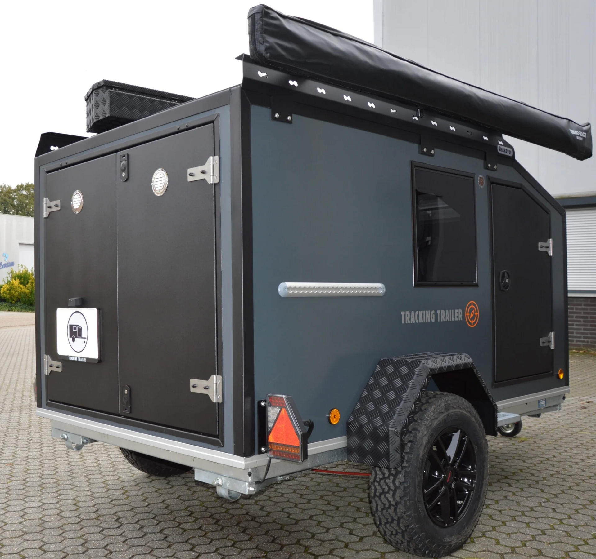 Onze bagagewagen met daarop een daktent.