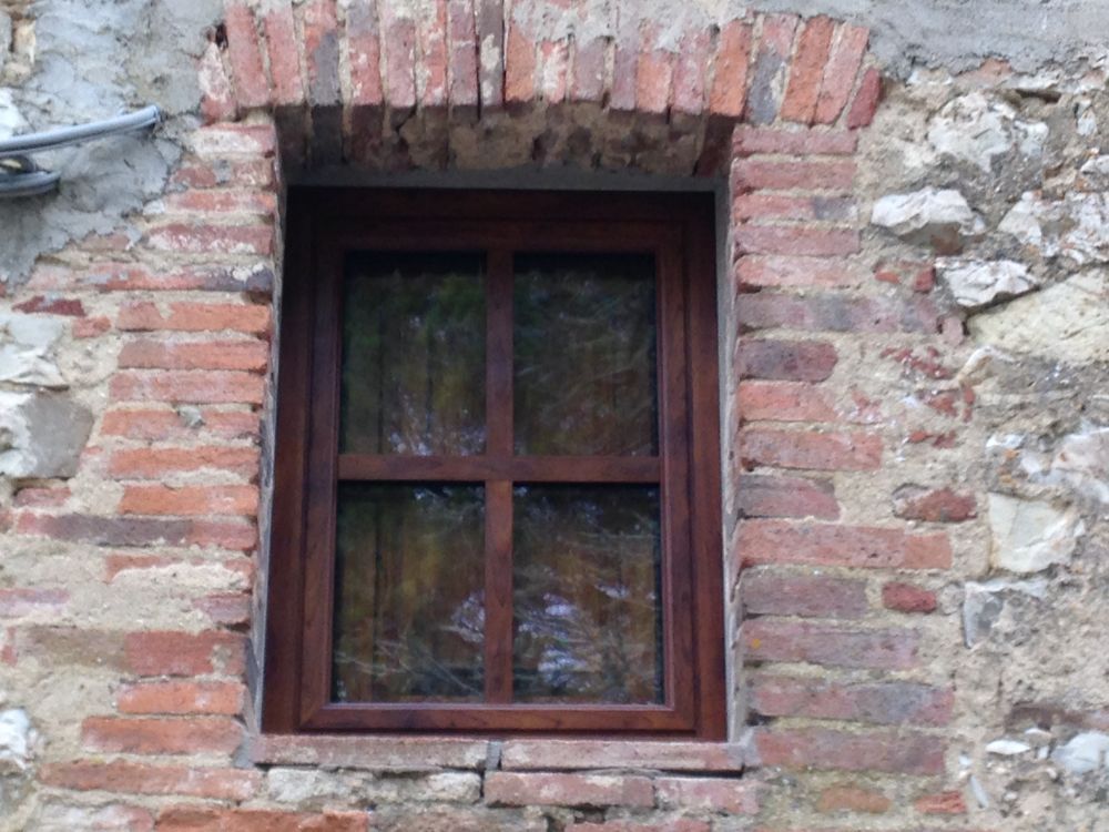 Finestra in alluminio stile inglesina