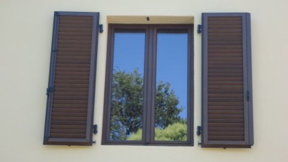 Finestra con persiane