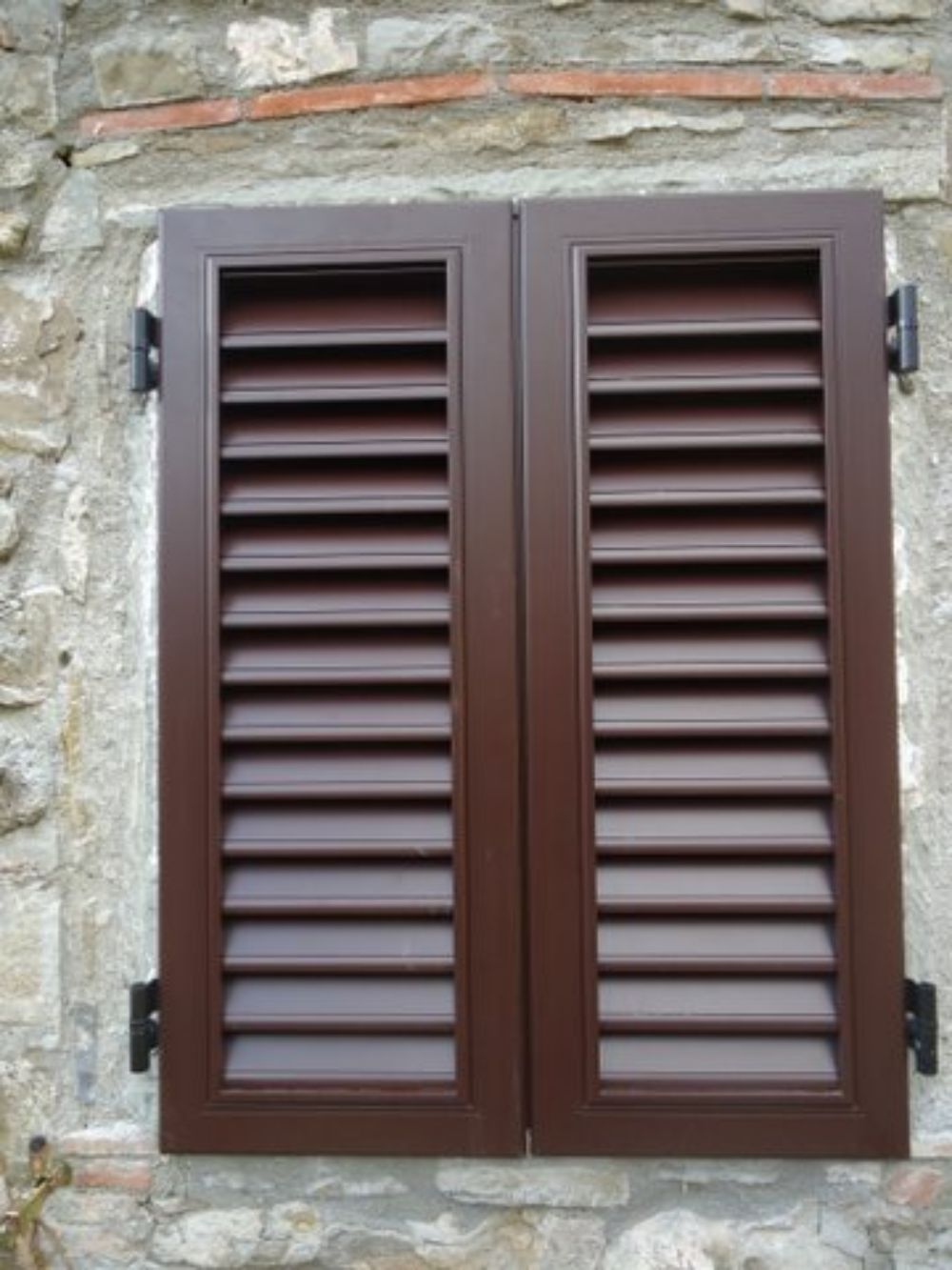 Finestra con persiana di legno