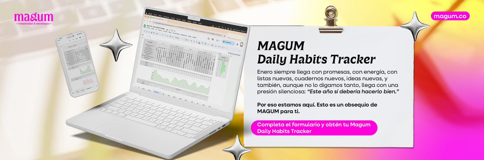 Computadora portátil con rastreador de hábitos diarios en la pantalla; un teléfono inteligente a la izquierda.