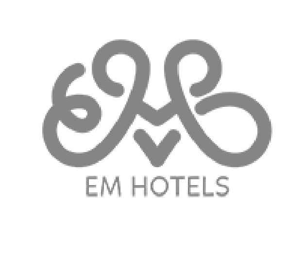 Logotipo estilizado gris para EM Hotels con iniciales entrelazadas.