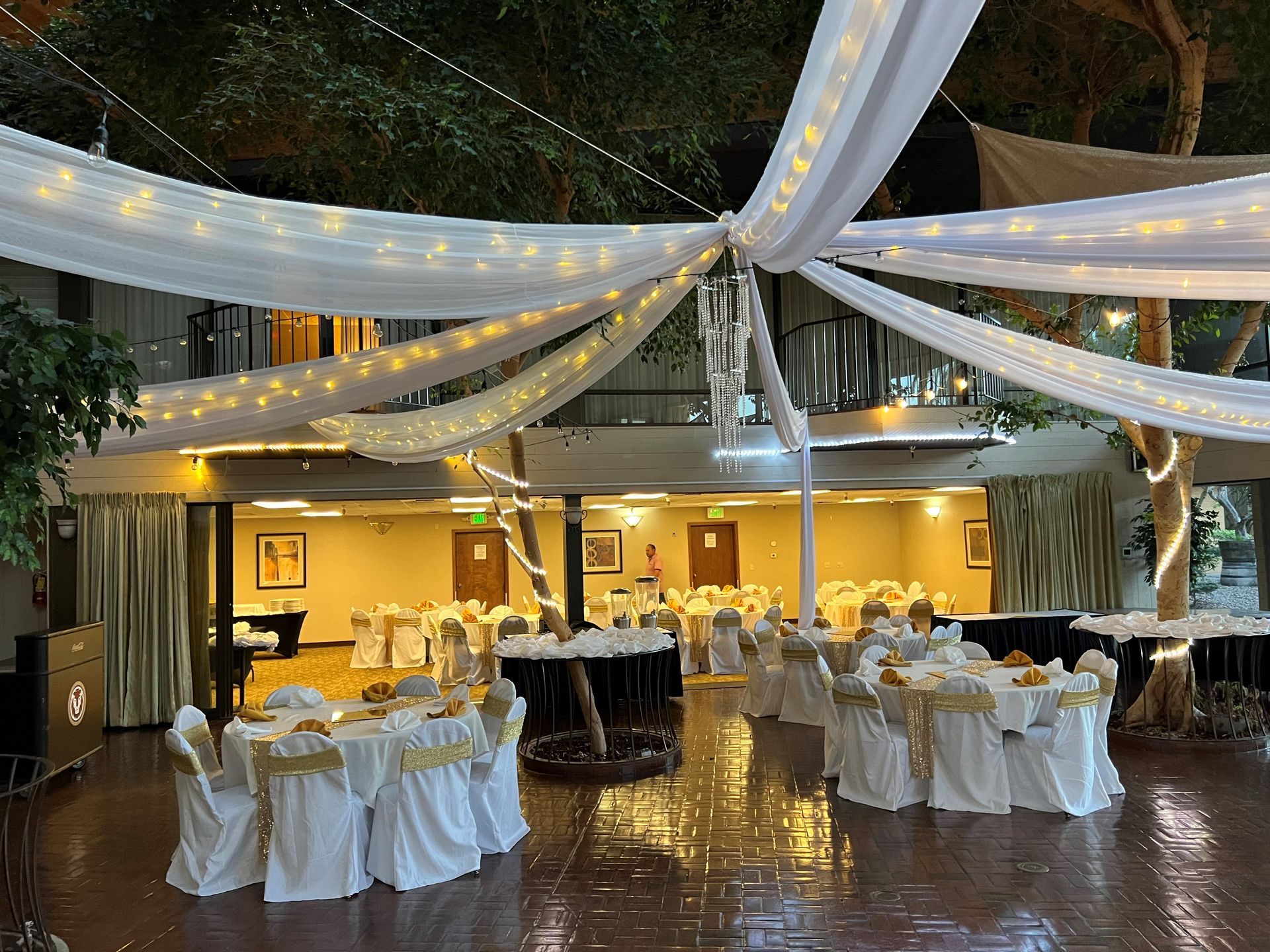 A large room with tables and chairs set up for a wedding reception – Pasco, WA - Decoraciones Garcia