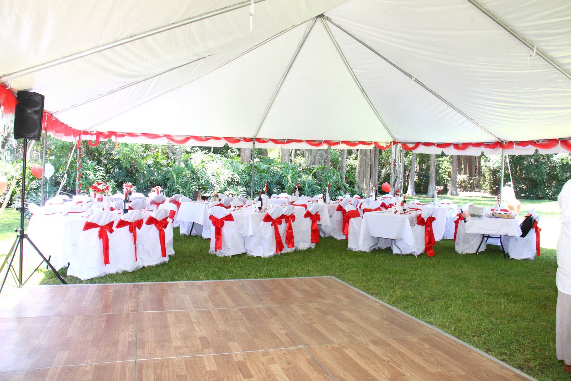 A group of young people are dancing on a dance floor – Pasco, WA - Decoraciones Garcia