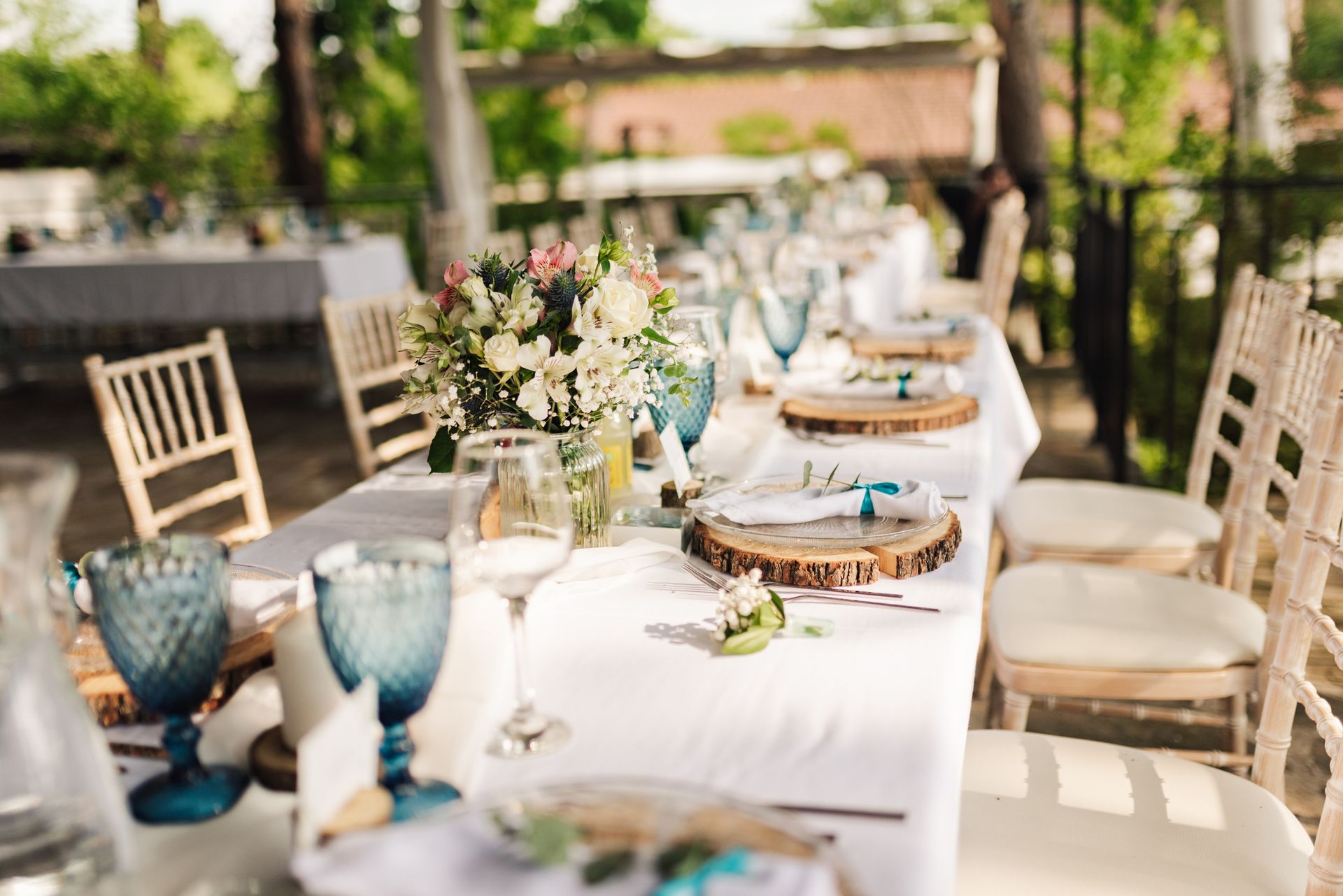 A long table is set for a wedding reception – Pasco, WA - Decoraciones Garcia