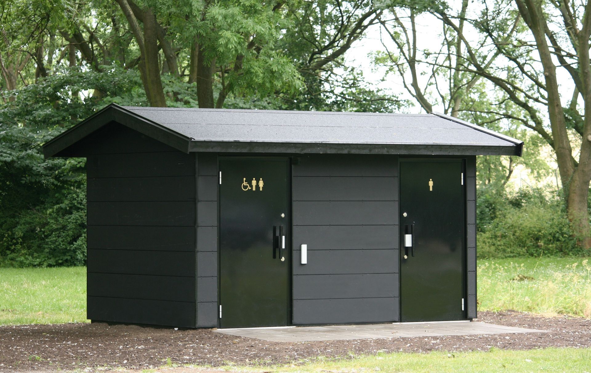 Et lille sort skur med to døre og tag