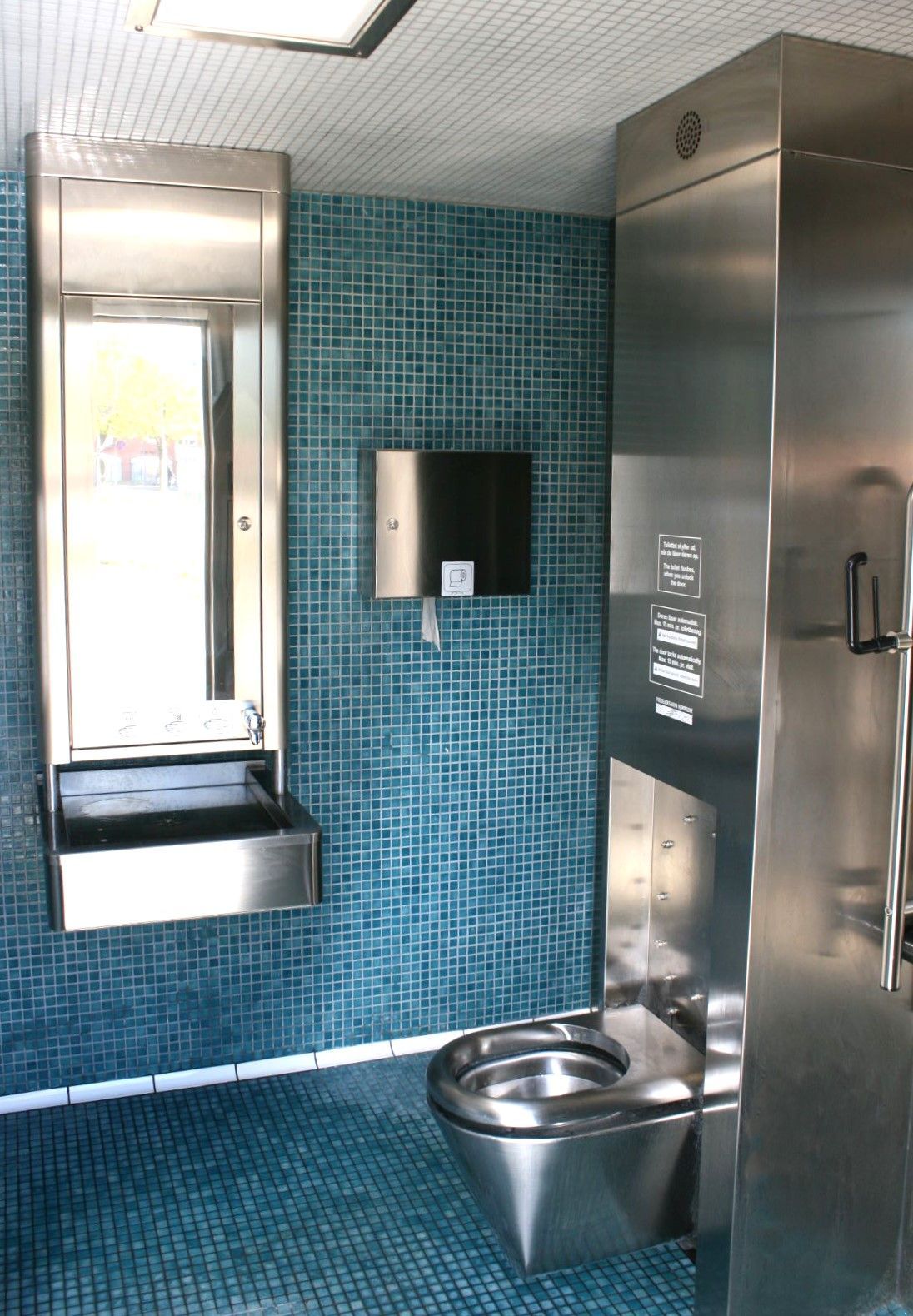 Et rustfrit stål toilet på et offentligt toilet