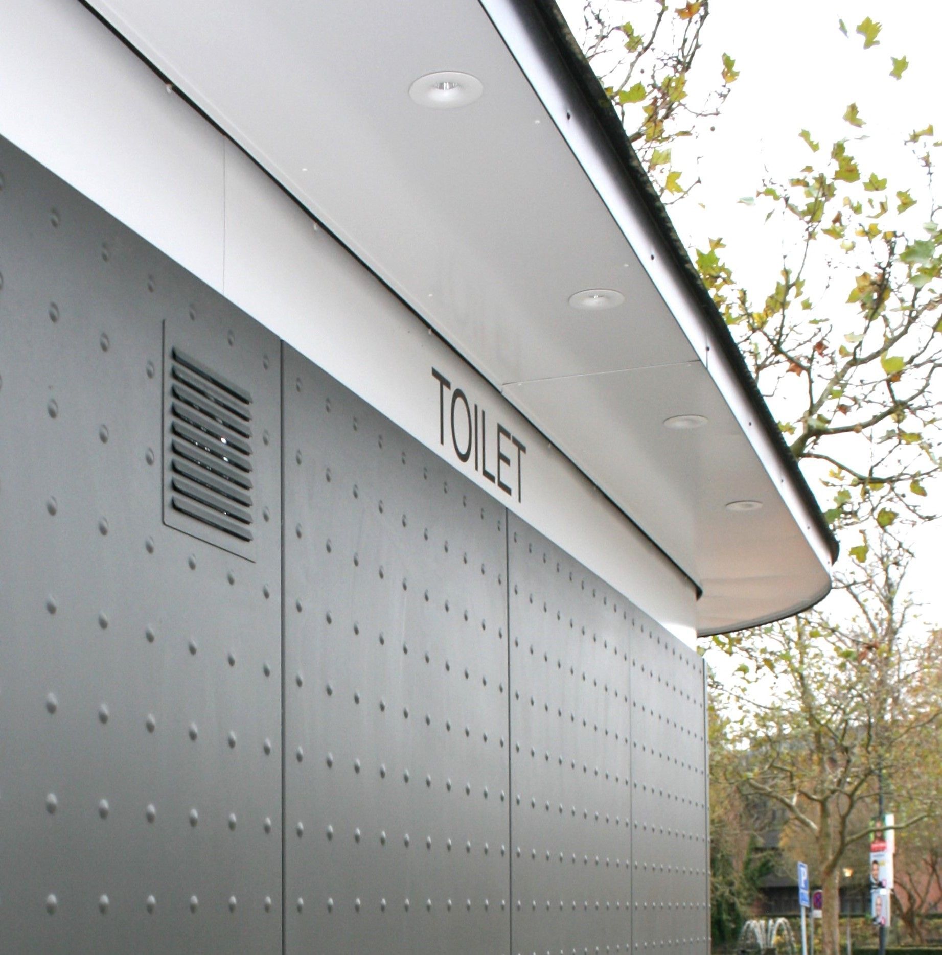 En bygning med ordet toilet på